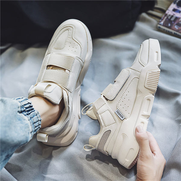 Kolmes värvitoonis kleebistega meeste tossud