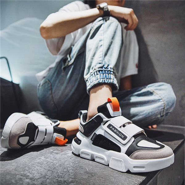 Kolmes värvitoonis kleebistega meeste tossud