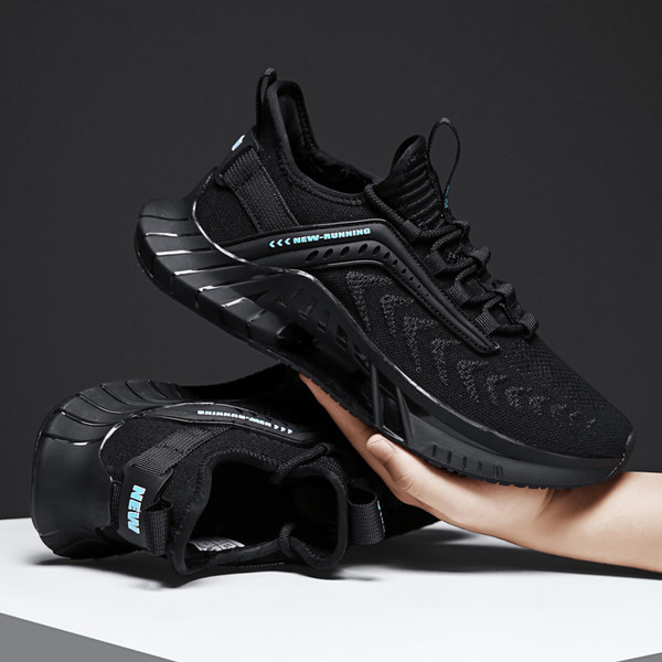 Muške tenisice s vezicama u crnoj boji i grubim đonom