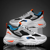 Moodsad kareda talla ja kirjaga meeste tossud