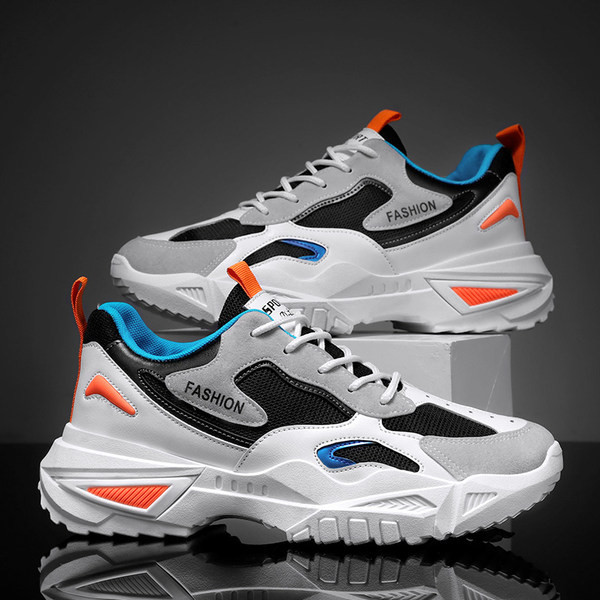 Moodsad kareda talla ja kirjaga meeste tossud