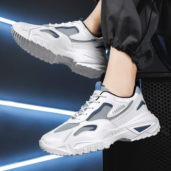 Moodsad kareda talla ja kirjaga meeste tossud