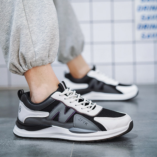 Kahes värvitoonis ja lameda tallaga meeste tossud