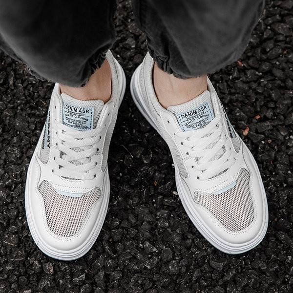 Valge lameda tallaga meeste tossud