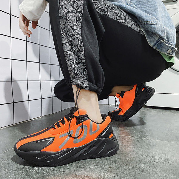 Uus mustri ja krobelise tallaga sportlike meeste tossude mudel