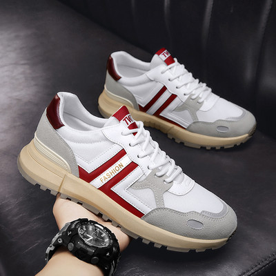 Meeste vabaaja tossud, millel on kiri ja lipsud