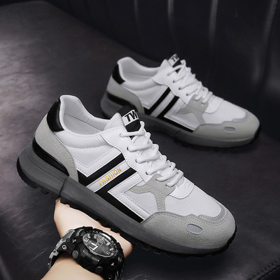 Meeste vabaaja tossud, millel on kiri ja lipsud