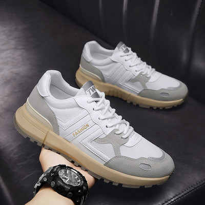 Meeste vabaaja tossud, millel on kiri ja lipsud