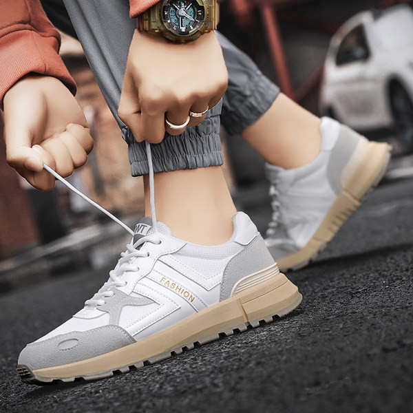 Meeste vabaaja tossud, millel on kiri ja lipsud