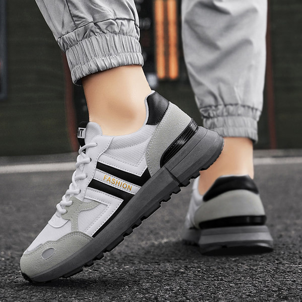 Meeste vabaaja tossud, millel on kiri ja lipsud