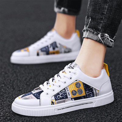 Μοντέρνα ανδρικά sneakers με απλικέ και κορδόνια