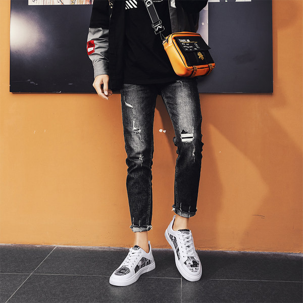 Moodsad aplikatsiooni ja lipsudega meeste tossud