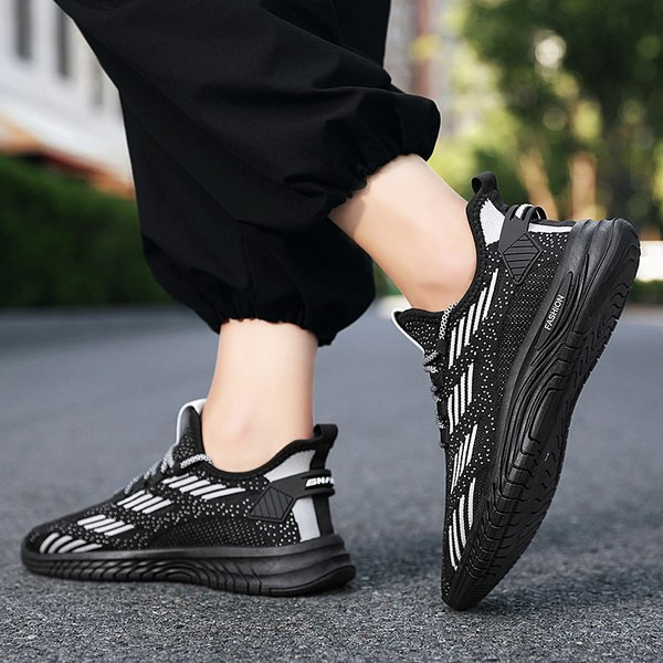 Tekstiilist meeste sporditossud, millel on paelad ja kiri