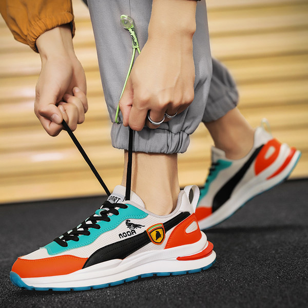 Uus tikanditega meeste tossude mudel