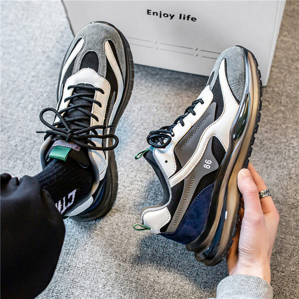 Meeste tossud õhukaamera ja embleemiga