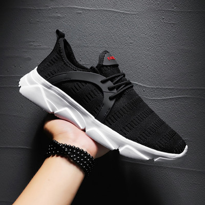 Meeste tekstiilist valged, punased ja mustad tossud