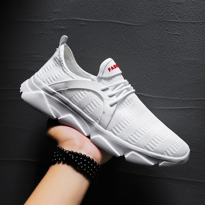 Meeste tekstiilist valged, punased ja mustad tossud