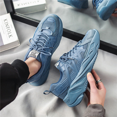 Meeste nahast tossud embleemi ja lipsudega