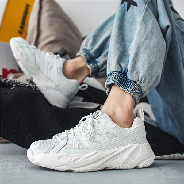 Meeste nahast tossud embleemi ja lipsudega