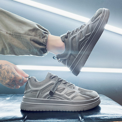 Meeste hingavad tossud kirja ja lameda tallaga