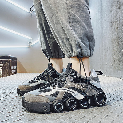 Kolmes värvitoonis ja kareda tallaga moodsad meeste tossud