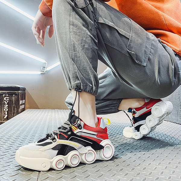 Kolmes värvitoonis ja kareda tallaga moodsad meeste tossud