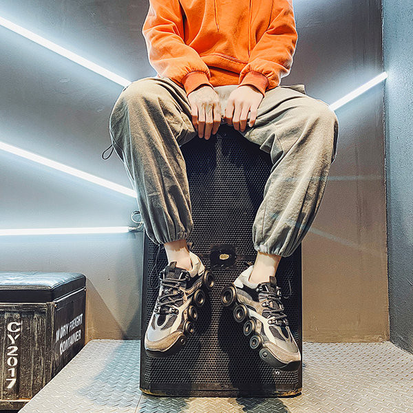 Kolmes värvitoonis ja kareda tallaga moodsad meeste tossud