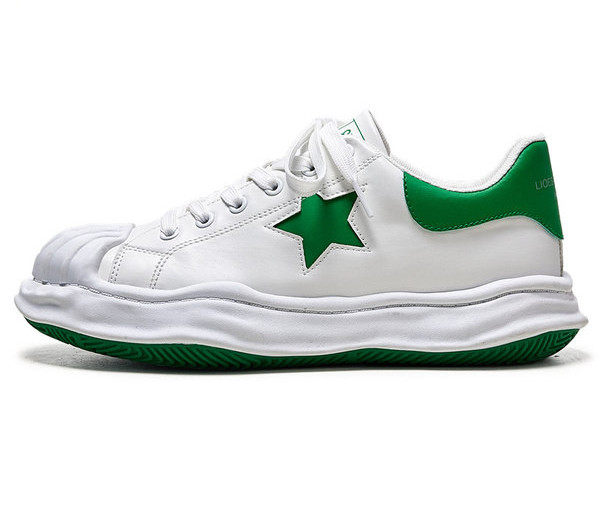 Mittestandardse tallaga meeste tossud