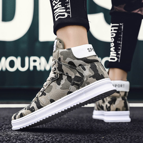 Kamuflaažiga meeste kõrged tossud pealdisega