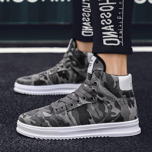 Kamuflaažiga meeste kõrged tossud pealdisega