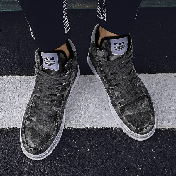 Kamuflaažiga meeste kõrged tossud pealdisega