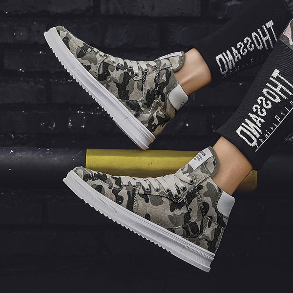 Kamuflaažiga meeste kõrged tossud pealdisega