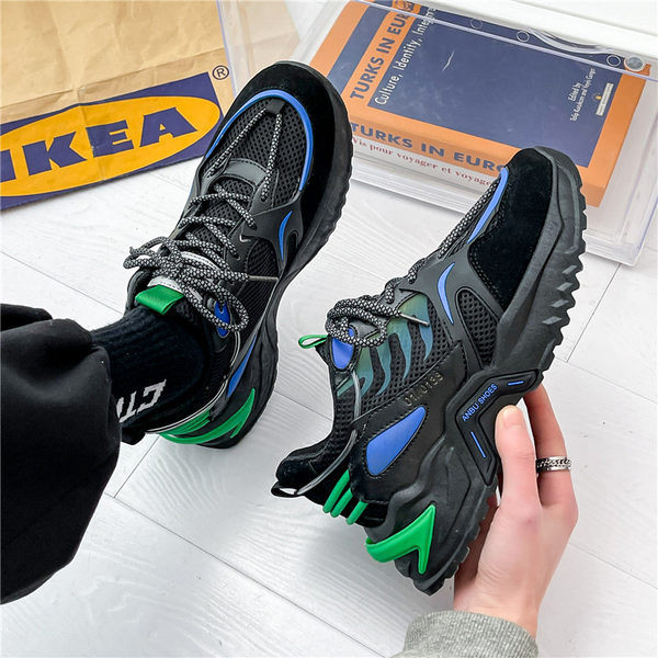 Kareda tallaga meeste tossud - kolme värvi