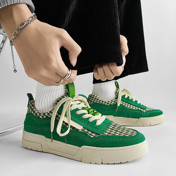 Kolmes kevadises värvitoonis lipsudega meeste tossud