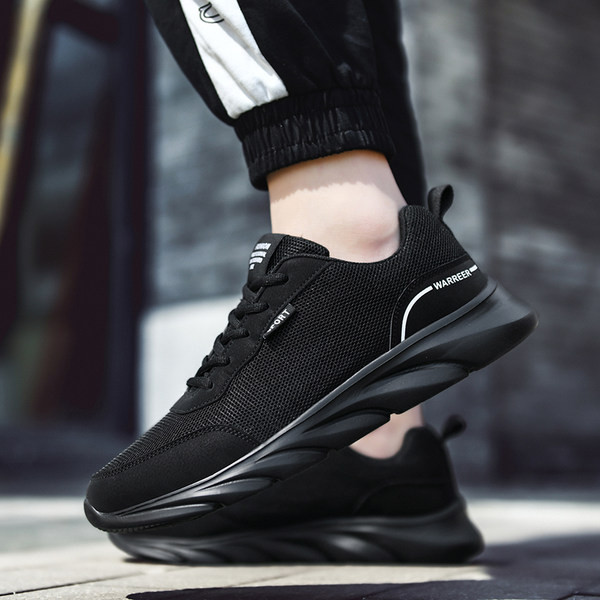 Kolmes värvitoonis tekstiilist meeste tossud