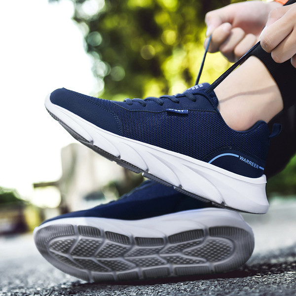 Kolmes värvitoonis tekstiilist meeste tossud