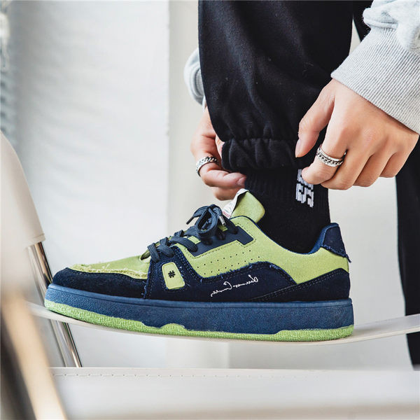 Lameda tallaga meeste tossude uus mudel - kolme värvi