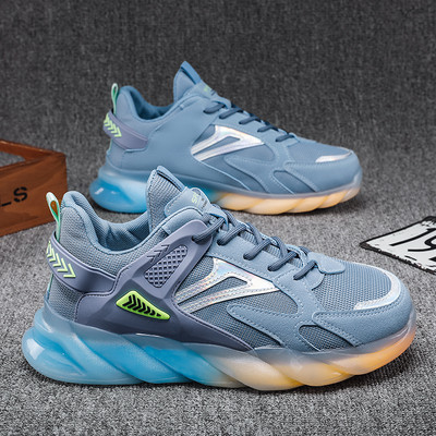 Uus mudel värvilise tallaga meeste tossud