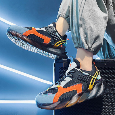 Kolmes värvitoonis paeltega ja värviliste taldadega meeste tossud