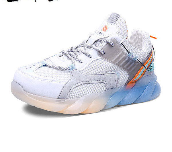 Kolmes värvitoonis paeltega ja värviliste taldadega meeste tossud