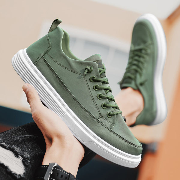 Moodsad, tasase tallaga kunstnahast meeste tossud