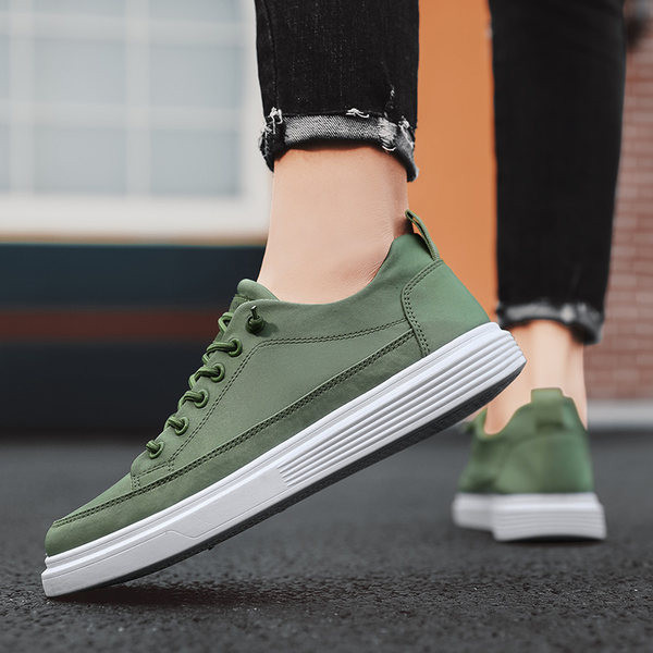 Moodsad, tasase tallaga kunstnahast meeste tossud