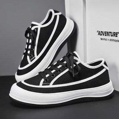 Meeste tekstiilist valged ja mustad tossud