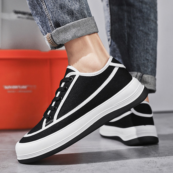 Meeste tekstiilist valged ja mustad tossud