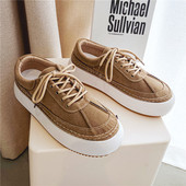 Kolmes värvitoonis paeltega ja lameda tallaga naiste tossud