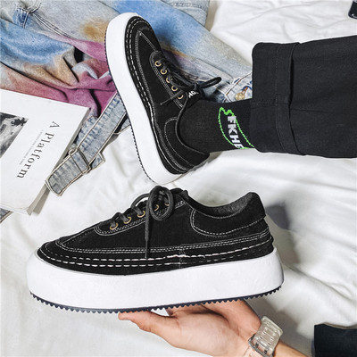 Kolmes värvitoonis paeltega ja lameda tallaga naiste tossud