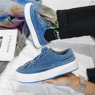 Kolmes värvitoonis paeltega ja lameda tallaga naiste tossud