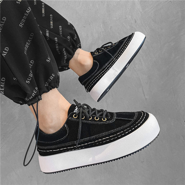 Kolmes värvitoonis paeltega ja lameda tallaga naiste tossud