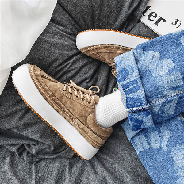 Kolmes värvitoonis paeltega ja lameda tallaga naiste tossud