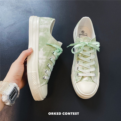 Uus sillerdavates värvides meeste tossude mudel